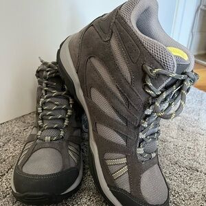 NWT! Columbia Dakota Drifter Waterproof Women's Grey Suede Hiking Boots Sz 8.